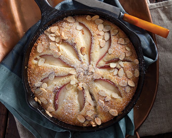 Pear and plum cake — nutrition, close up - Stock Photo | #149178330