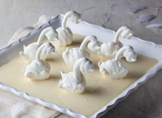 Meringue Swans in Crème Anglaise Meringue Swans with Crème Anglaise