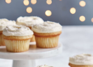 Vanilla Cupcakes with Vanilla Buttercream Vanilla Cupcakes with Vanilla Buttercream