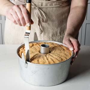 Loosening cake out of cake pan