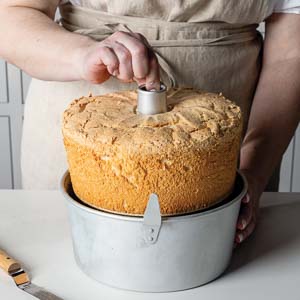 Removing cake from cake pan