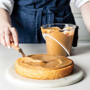 Assembling caramel cake layers
