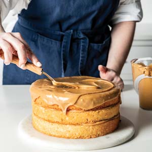 Assembling caramel cake layers