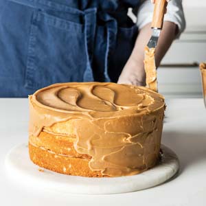 Assembling caramel cake layers