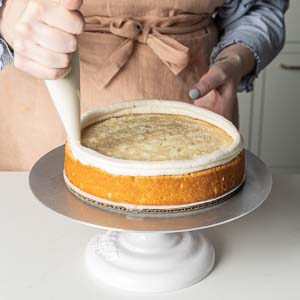 Piping cake layers