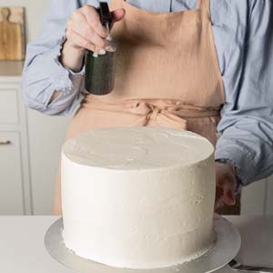 spraying cake layers