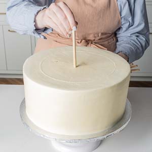 putting dowels into cake