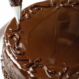 Piping design on top of cake