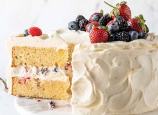 Berry and Mascarpone Chantilly Layer Cake Berry and Mascarpone Chantilly Layer Cake