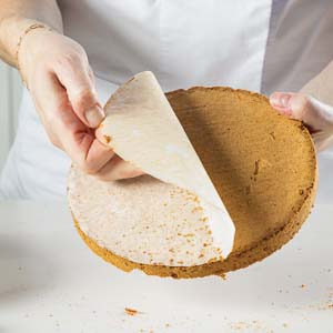 removing parchment paper from cake