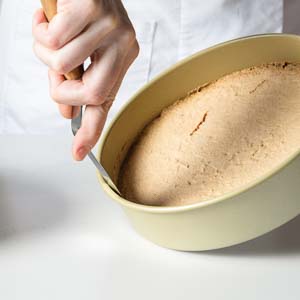 taking cake out of pan