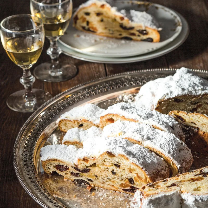 Stollen with champagne glasses
